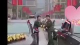 两个军婚车队街头偶遇，互换捧花相互祝福