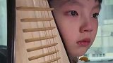 小男孩边流泪边弹琴，真看得人肝肠寸断莫名悲伤