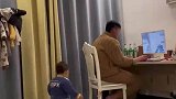 爸爸正“浴血奋战”，没想到一回头家被“偷”了，这谁能忍啊
