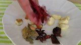 红烧排骨怎样做才好吃，大厨教你这样做，骨肉分离鲜香入骨