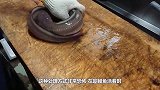 韩国人处理鳗鱼真恐怖，鳗鱼还活着，就活生生被钉子贯穿！