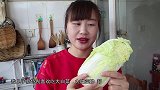 幸福今天吃素，买了两颗小白菜，做白菜炖粉条吃，配着大馒头，爽
