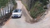 北汽挑战网红弯，这一幕让我开眼了，就这技术还开车？