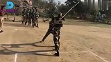 印度士兵搞笑训练，网友：好像是马戏团来表演的，这动作太搞笑了