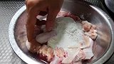 鸡腿无论怎么做都不要焯水用盐腌，难怪肉不嫩腥味大，诀窍很简单