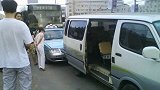 车主撞上前方面包车，感觉气氛不对劲，下一刻竟发生这样一幕