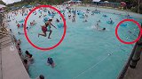 惊险！女子游泳不慎溺水 救生员5秒发现10秒救起