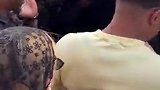 姆巴佩壕购后携女友离开，路人围堵拍照起哄
