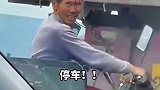 太惊险！三轮车追尾货车被拖行数公里，女司机为救人狂追5公里截停货车女司机