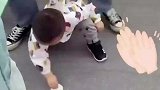 孩子不慎打翻水杯，母亲的做法让人称赞
