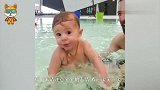 爸爸带1岁宝宝去游泳，接下来请注意宝宝的表情，看一次想笑一次
