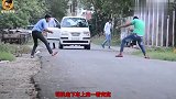 两个小伙在路边拔河,为什么看不见绳子镜头拍下搞笑一幕