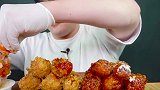 一口一个炸鸡腿，吃完再吮吸一下手指，天哪太爽了