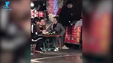 王鸥与闺蜜路边摊撸串，坐小板凳摘口罩热聊，坐姿豪放小脸红扑扑