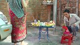 新年快乐！家里好热闹，妈妈准备了丰盛的大餐，猴子渡渡鸟好开心