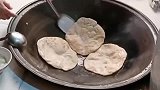 妈妈用大锅制作的油饼，看着就满满的食欲感，吃起来非常的美味！