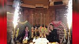 李乘德为胡杏儿甜蜜庆生，40岁的成就18岁的样貌