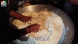 印度大叔卖饼也能收入上万，手触高温锅，就为了烫一张美味薄饼！