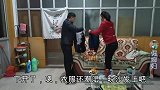 胆小老公去替大妮姐值夜班，要经过坟场，幸好有老婆陪着，踏实了
