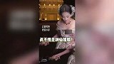 刘亦菲穿刺绣花朵裙压轴走秀,手链掉了临场反应很从容,不愧是巨星