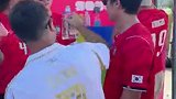 不让带酒进场怎么办？韩国和墨西哥球迷场外全干了