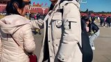 小伙带着妈妈在天安门合影，无意中拍下人生轮回