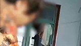 老人在家徒手包一次性内裤