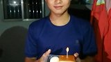 19岁消防员抗洪前线棉签当蜡烛过生日：希望洪水早退大家平安