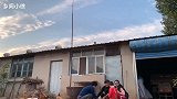 夕阳西下，农家院里鸡鸭鹅成群结队，叽叽嘎嘎，好热闹啊！