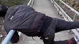下山新姿势啊，男子发现省力下山新姿势，笑坏众人