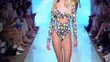 璀璨内衣秀场，模特身穿个性碎花内衣，性感走秀十分亮眼