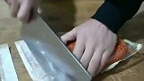 袋装火腿肠这样切，辣椒不会沾到手上，真的太实用了！