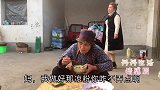 丹丹隔着墙头给小姨送点凉皮和凉粉，让小姨在家也尝尝鲜，太好了
