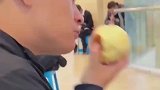 老婆不想吃苹果皮时，老公给了她一个“进口”苹果