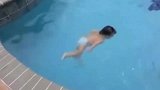 太厉害了！岁萌宝游泳好似如鱼得水，网友天赐的能力