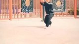 路边偶遇小伙演练八极拳,出拳刚猛劲道十足,你看小伙功力如何