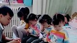 妈妈俩胎给爸爸生了四个小情人，爸爸每天都要小心翼翼的伺候着