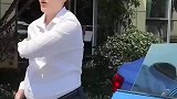 女子穿老公衣服去产检，大摇大摆像极了公司老总，爸爸一脸惊恐