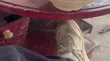 女子回村在炉子边烤火取暖，不料鞋子顶部烤化了