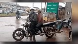 骑上八座的摩的，街上回头率都高了