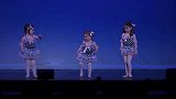 3个幼儿园宝宝上台跳舞，中间的宝宝实力抢镜，全场都沸腾了