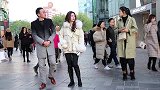 清纯的姑娘配上白色羽绒服，效果太棒了
