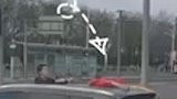 辽宁沈阳：心真大！大人开着车，打开天窗让孩子放风筝