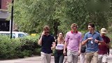 国外爆笑街头恶搞，女子快速挽住路人手臂，结果反应太好笑了