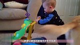 萌宝推学步车学走路，下一秒萌宝突然的举动，让爸爸笑翻了！