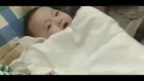 小宝宝不肯睡觉一直闹，气得眼泪都流出来了，发脾气的样子萌翻！