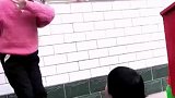 孩子的快乐其实很简单，童年真好无忧无虑