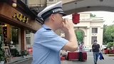 交警摆摊儿“卖”头盔，结果管理员来了，没想到交警也有这一天