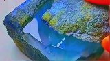 切玉石老师傅都愣了，多少年没见过这么极品的玉石