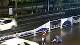四川：撞人后下车查看伤者 未放警示标志双双被撞一死一伤